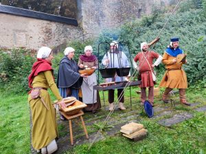 Wieviel Personal braucht man um Straupen auszubacken? Natürlich könnte diese Ansammlung auch am rauen Wetter liegen.