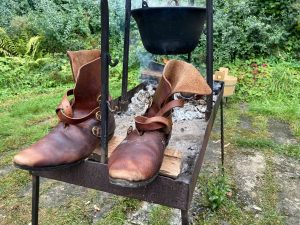 Nicht die materialschonenste Behandlung für Schuhe…… aber nötig im Miriquidi