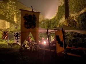 Bei Nacht wirken Regen und Nebel auf Vrouwenstein fast romantisch